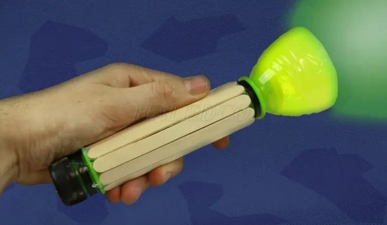 3 cách làm đèn pin khẩn cấp bằng vật liệu có sẵn sáng rực cả nhà khi mất điện