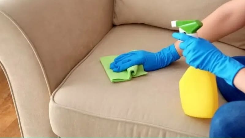 Sử dụng dung dịch giặt ghế sofa chuyên dụng (Dạng bọt)