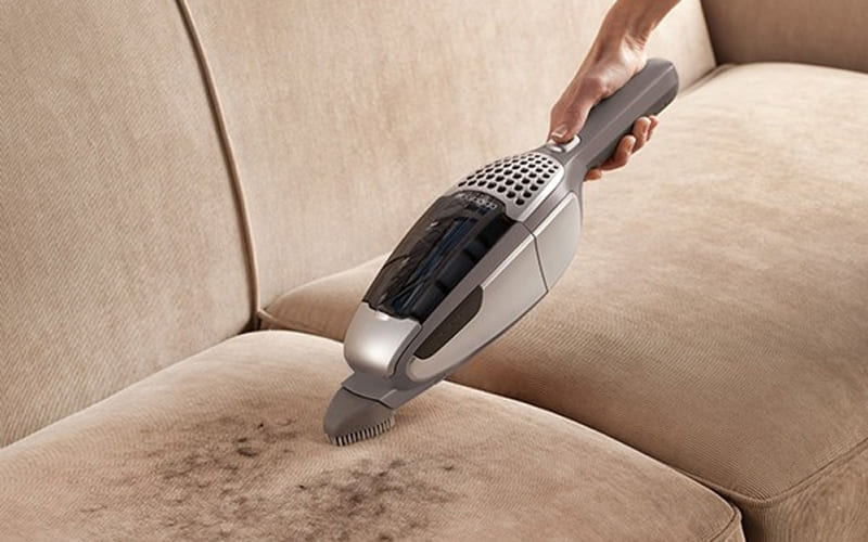 Dùng khăn mềm và máy hút bụi