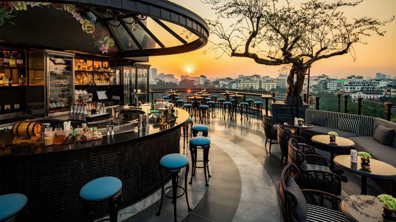Rooftop Bar / Sky Lounge (Tầng thượng)