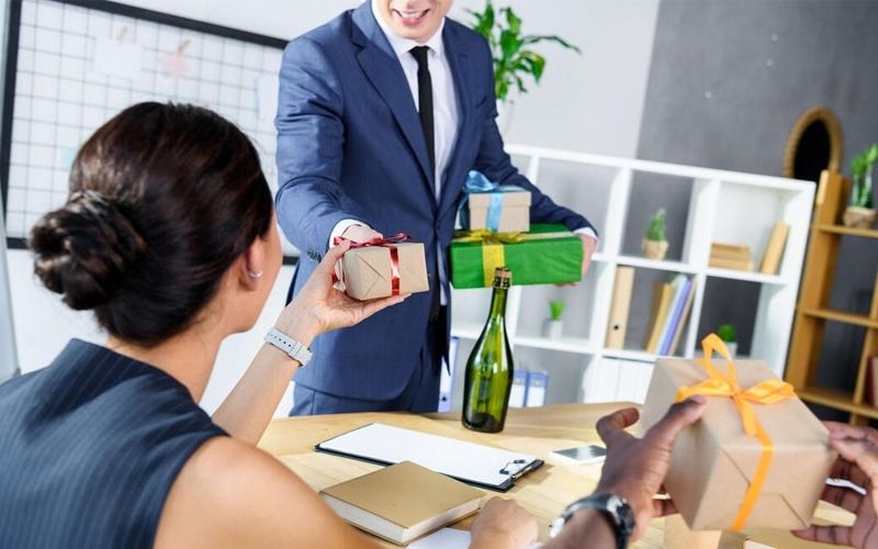 Lưu ý văn hóa, tính phù hợp và uy tín nhà cung cấp để chọn quà tặng ý nghĩa Lưu ý văn hóa, tính phù hợp và uy tín nhà cung cấp để chọn quà tặng ý nghĩa