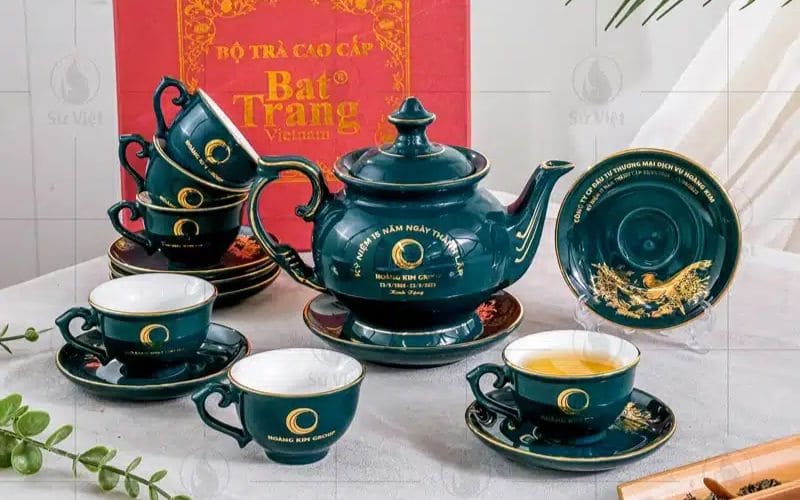 Bộ ấm trà tượng trưng cho sự hiếu khách và gắn kết tinh thần Bộ ấm trà tượng trưng cho sự hiếu khách và gắn kết tinh thần