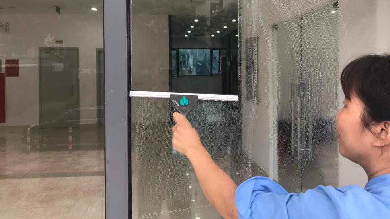 Sử dụng cây gạt kính cầm tay