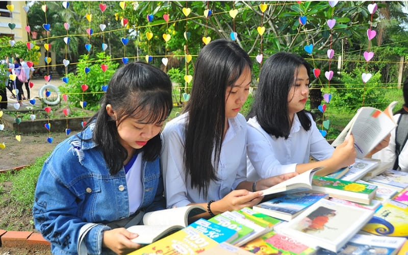 Cách ly sách mốc ngăn nấm lây lan sang quyển khác.