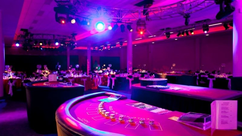 Casino Royale (Sòng bài hoàng gia) Casino Royale (Sòng bài hoàng gia)