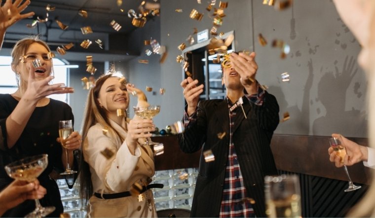 Mặc gì dự tiệc cuối năm? 20+ Gợi ý trang phục Year End Party sang chảnh