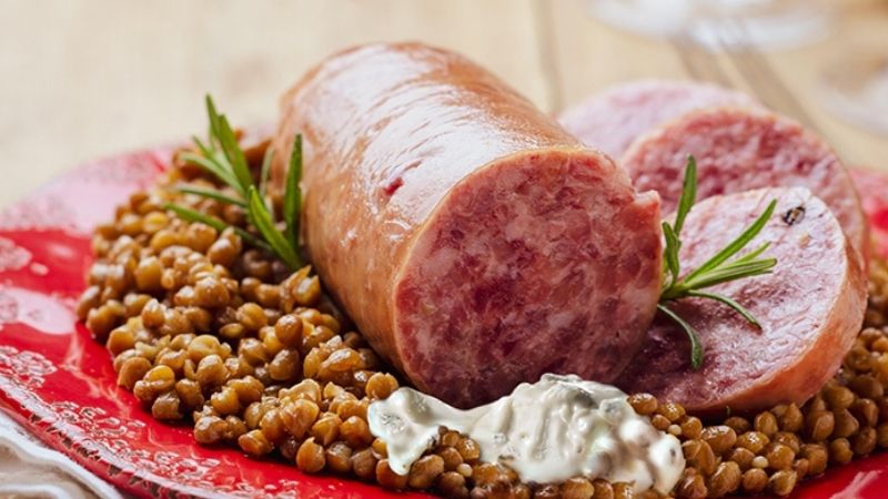 Món Cotechino con lenticchie (Ý)