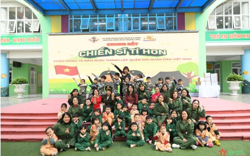 Hoạt động ngoại khóa "Chiến sĩ tí hon" với sự tham gia của học sinh và giáo viên trong trang phục bộ đội