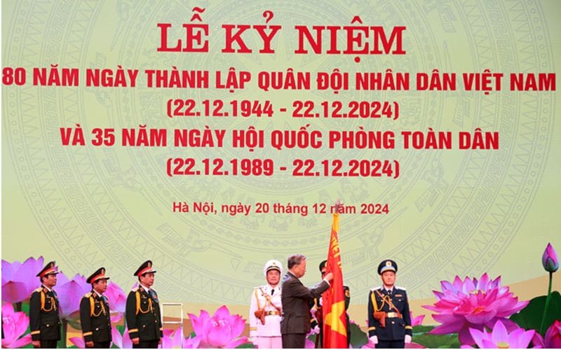 Phông nền lễ kỷ niệm chính thức tại Hà Nội với nghi thức trao cờ truyền thống