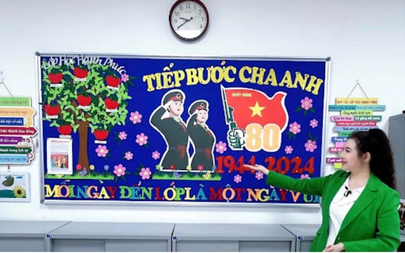 Bảng trang trí lớp học "Tiếp bước cha anh" với thông điệp mỗi ngày đến lớp là một ngày vui