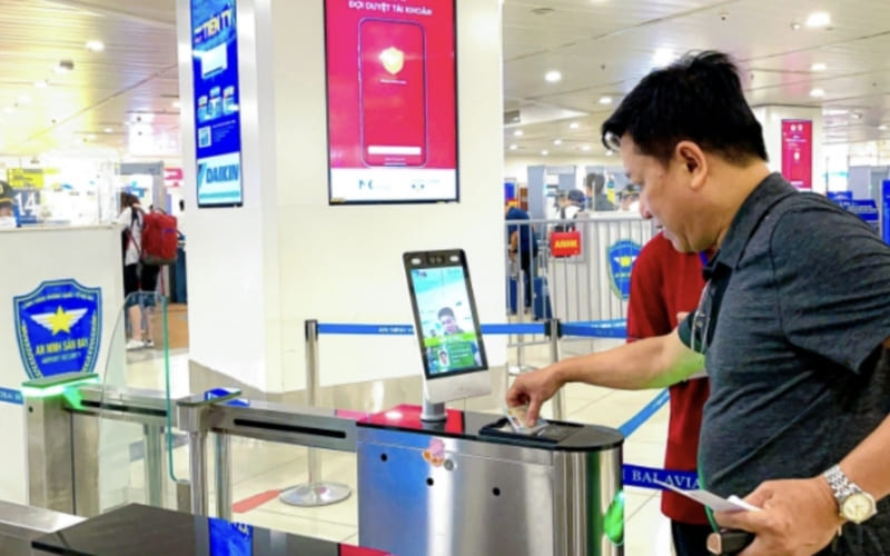 Hành khách sử dụng mã sinh trắc học để kiểm tra danh tính. Hành khách sử dụng mã sinh trắc học để kiểm tra danh tính.