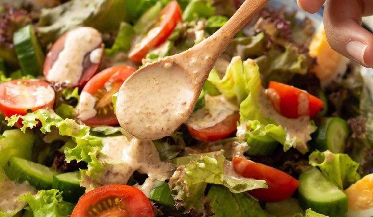 4 công thức làm salad rau củ sốt mè rang nhanh gọn, ngon miệng cho tiệc cuối năm