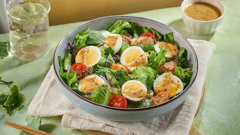 salad rau củ sốt mè rang với rong nho và trứng