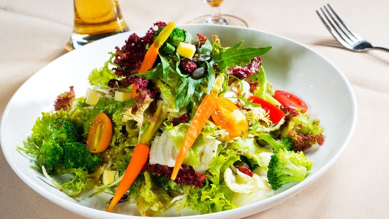 salad rau củ sốt mè rang với nhiều loại rau củ
