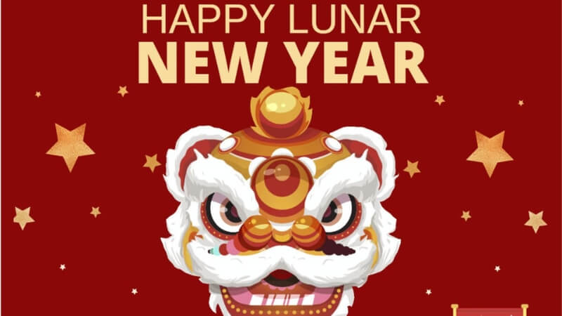 Nhân vật hoạt hình đang cầm bao lì xì đầy vui vẻ.