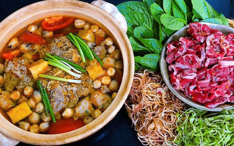 Rau tươi làm dịu vị đậm đà nước lẩu. Rau tươi làm dịu vị đậm đà nước lẩu.