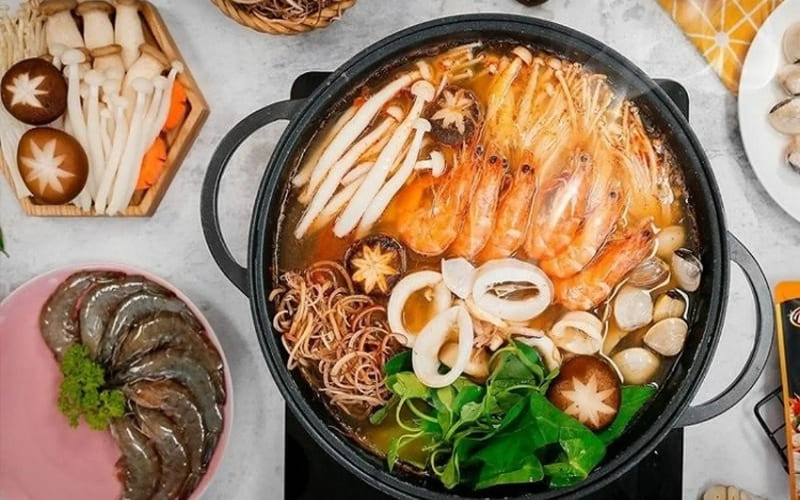 Rau tươi cân bằng vị chua cay nước lẩu. Rau tươi cân bằng vị chua cay nước lẩu.