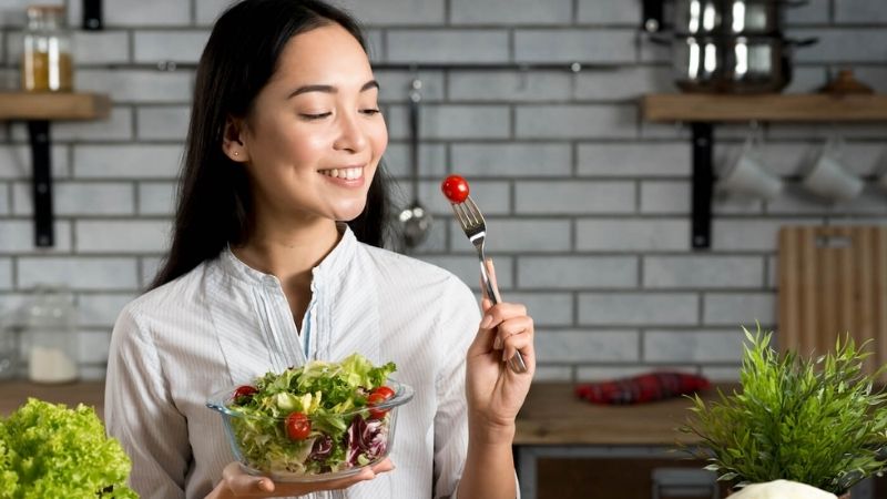 Bạn nên ăn chậm nhai kỹ