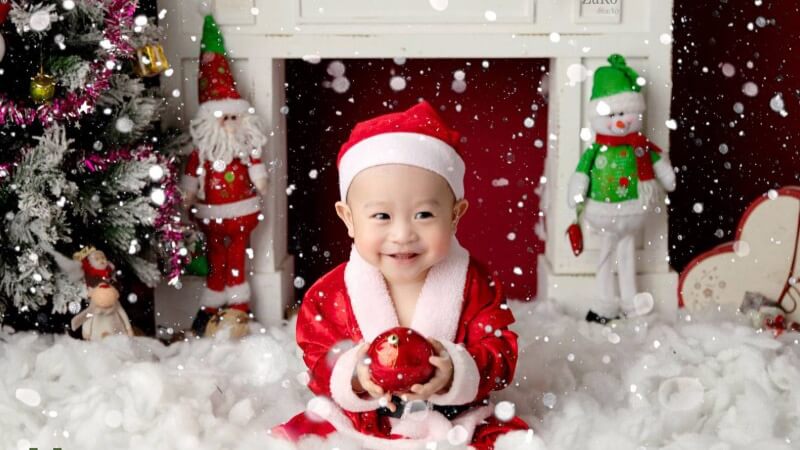 Áo đỏ, mũ len, bé là thiên thần Giáng sinh của gia đình Áo đỏ, mũ len, bé là thiên thần Giáng sinh của gia đình