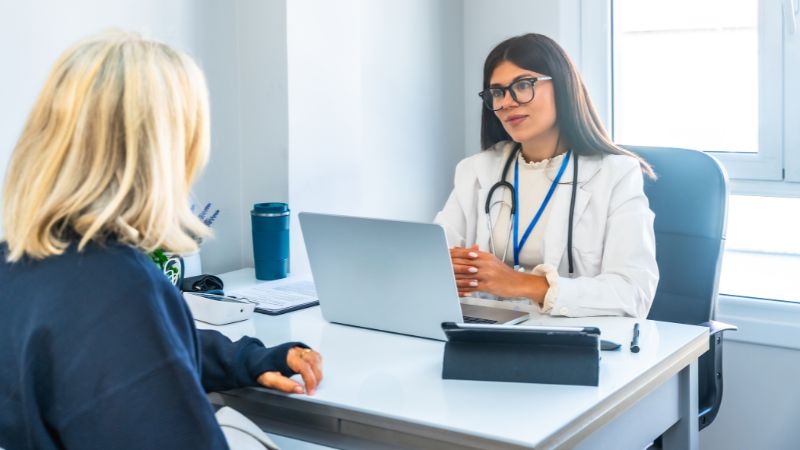 Nếu cơn đau dữ dội bất thường, tăng lên đột ngột, thì nên khám bác sĩ Nếu cơn đau dữ dội bất thường, tăng lên đột ngột, thì nên khám bác sĩ