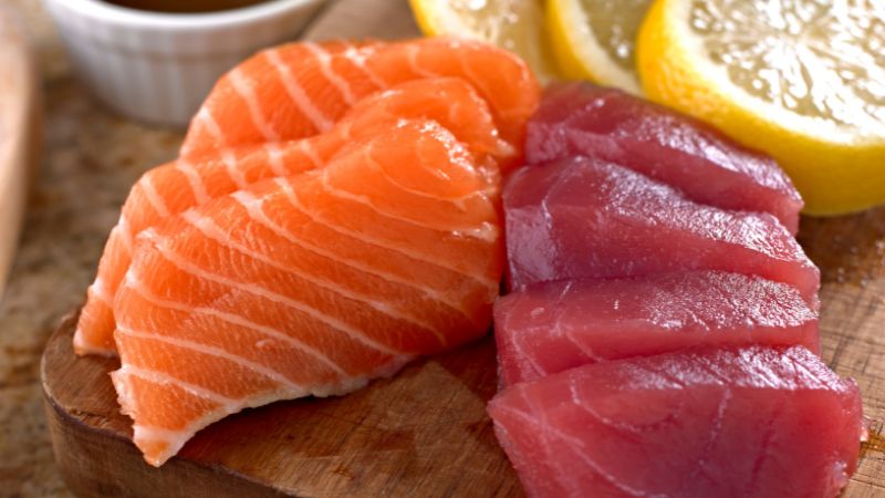 Cá hồi và cá ngừ giàu Omega-3, giúp chống viêm và giảm co thắt tử cung Cá hồi và cá ngừ giàu Omega-3, giúp chống viêm và giảm co thắt tử cung