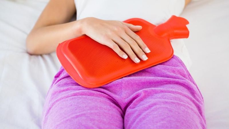 Chườm nóng bụng dưới 15 - 20 phút giúp thư giãn cơ tử cung,