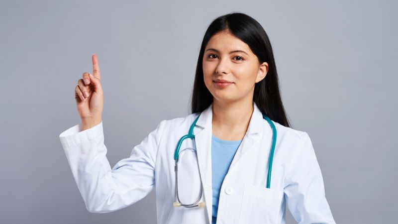 Cần đi khám ngay nếu bạn bị đau bụng dữ dội, ra máu đen kèm mùi hôi hoặc sốt