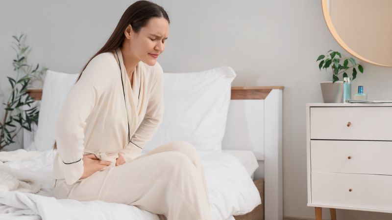 Đau bụng kinh ra máu đen có thể là bình thường hoặc bất thường