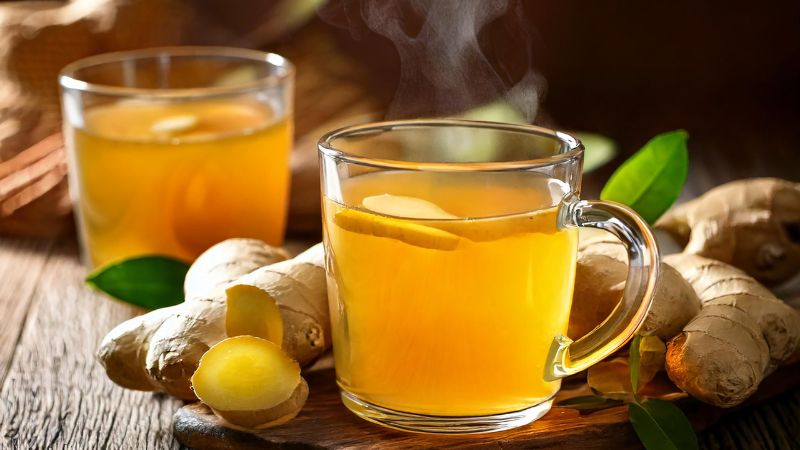 Uống trà nghệ mật ong hoặc trà gừng ấm giúp làm ấm cơ thể