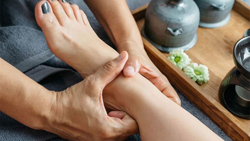 Massage huyệt Tam Âm Giao và Quan Nguyên giúp điều hòa khí huyết