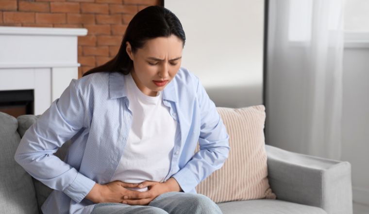 Đau bụng kinh ra máu đen: Nguyên nhân & khi nào cần đi khám ngay?