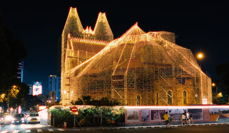 Nhà thờ Đức Bà Sài Gòn 2025 lên đèn đẹp lung linh, chật kín người check-in