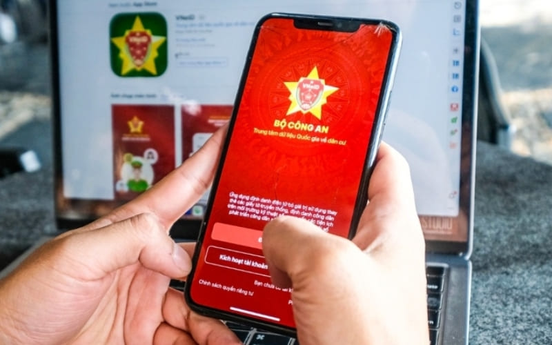Người dùng mở app và truy cập ví giấy tờ điện tử. Người dùng mở app và truy cập ví giấy tờ điện tử.