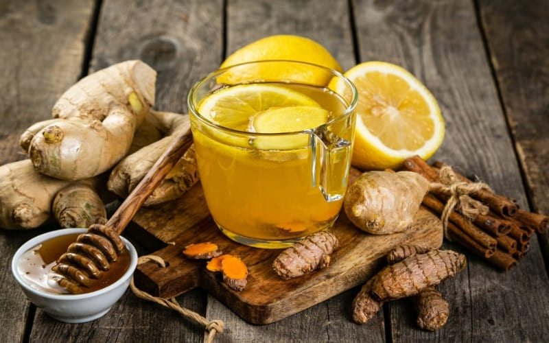 Người dùng uống trà gừng mật ong giúp giảm co thắt. Người dùng uống trà gừng mật ong giúp giảm co thắt.