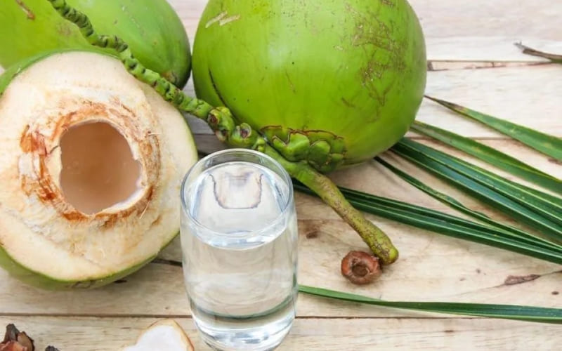 Người uống nước dừa buổi tối nên để ấm. Người uống nước dừa buổi tối nên để ấm.