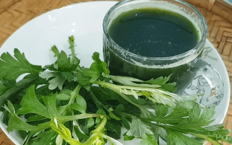 Người dùng uống nước ngải cứu làm dịu bụng kinh. Người dùng uống nước ngải cứu làm dịu bụng kinh.