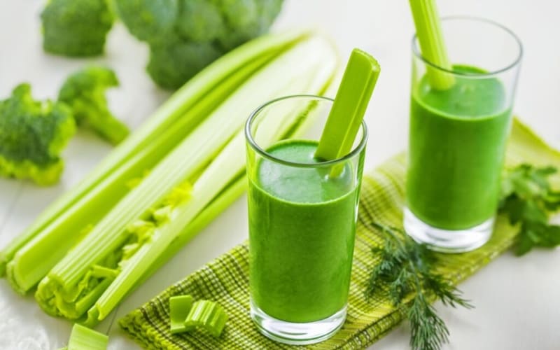 Người uống nước ép cần tây giảm đầy hơi quả. Người uống nước ép cần tây giảm đầy hơi quả.