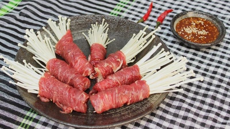 Bò cuộn nấm kim châm nướng