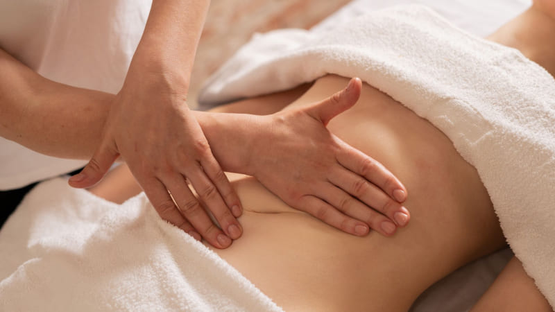 Massage nhẹ vùng bụng theo chiều kim đồng hồ