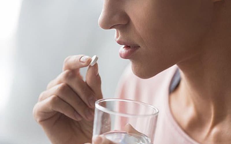 Dùng thuốc giảm đau (paracetamol, ibuprofen) – đúng liều lượng