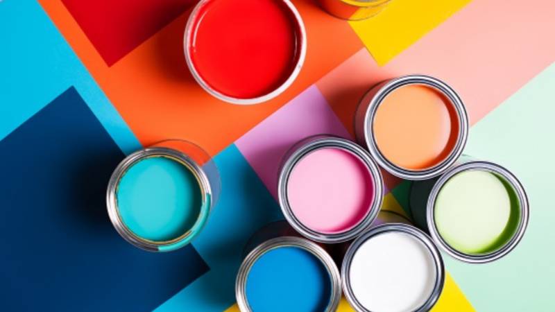 Mậu Thân hợp màu vàng, nâu đất, đỏ, hồng, tím và kỵ màu xanh lục, trắng, bạc, ghi