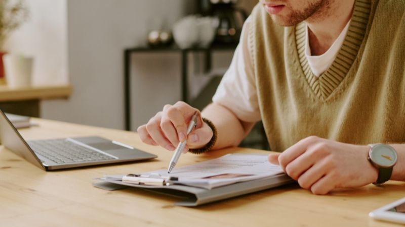 “Cẩn thận” là suy xét kỹ lưỡng để tránh rủi ro, còn “bó cẩn” là tỉ mỉ quá mức “Cẩn thận” là suy xét kỹ lưỡng để tránh rủi ro, còn “bó cẩn” là tỉ mỉ quá mức