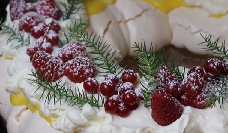 Vào bếp làm bánh Pavlova cho tiệc Giáng sinh thêm ngọt ngào, trọn vẹn