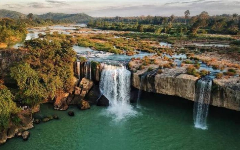 Du khách trải nghiệm cà phê thơm ngát giữa nương hoa trắng.