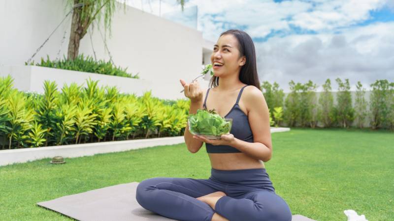 Quy tắc 12-2 là nguyên tắc ăn tối và nhịn đến trưa hôm sau khoảng 12 giờ