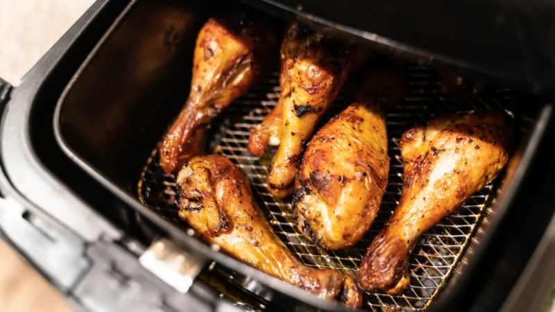 Làm nóng trước, xếp đều và lật phết sốt thường xuyên giúp thịt mềm, mọng nước Làm nóng trước, xếp đều và lật phết sốt thường xuyên giúp thịt mềm, mọng nước