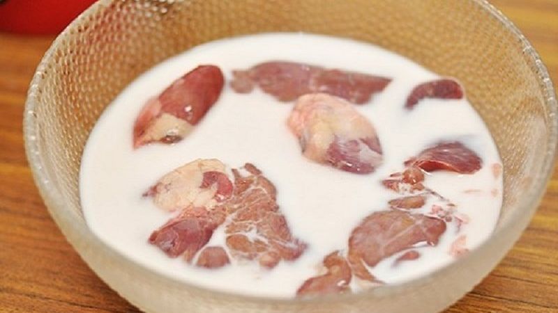 Ướp thịt với sữa tươi không đường giúp thịt mềm, giữ vị ngọt tự nhiên và thấm gia vị Ướp thịt với sữa tươi không đường giúp thịt mềm, giữ vị ngọt tự nhiên và thấm gia vị