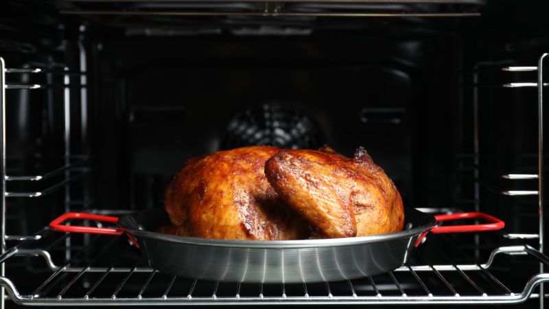 Nướng thịt bằng lò nướng ở nhiệt vừa, lót giấy bạc và thường xuyên phết sốt Nướng thịt bằng lò nướng ở nhiệt vừa, lót giấy bạc và thường xuyên phết sốt