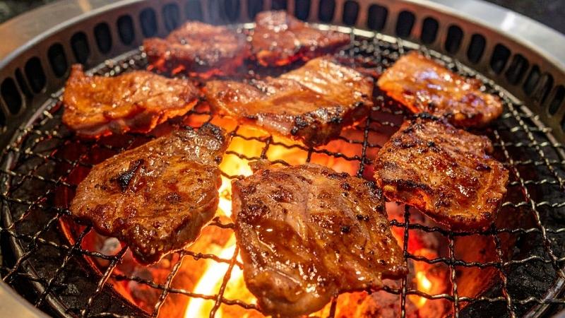 Cho thịt nghỉ, cắt theo thớ và rưới lại nước sốt để giữ mềm mọng sau khi nướng Cho thịt nghỉ, cắt theo thớ và rưới lại nước sốt để giữ mềm mọng sau khi nướng