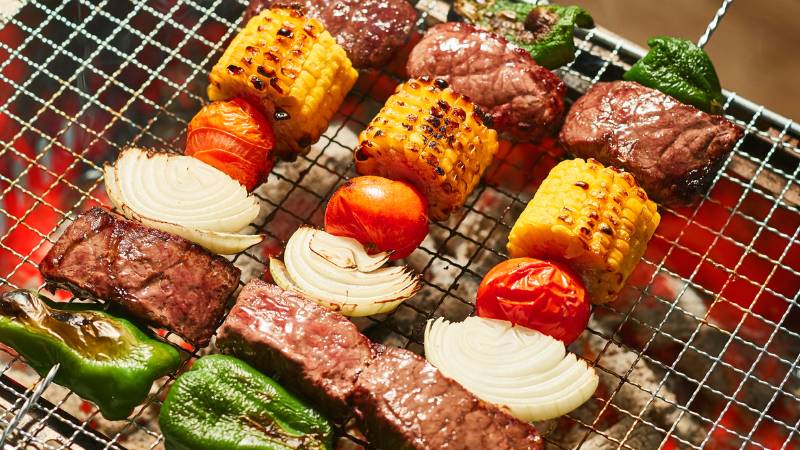 Nướng thịt bằng than khi than đỏ đều, lật thường xuyên Nướng thịt bằng than khi than đỏ đều, lật thường xuyên